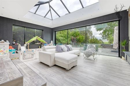 5 Bedroom House - Photo 2