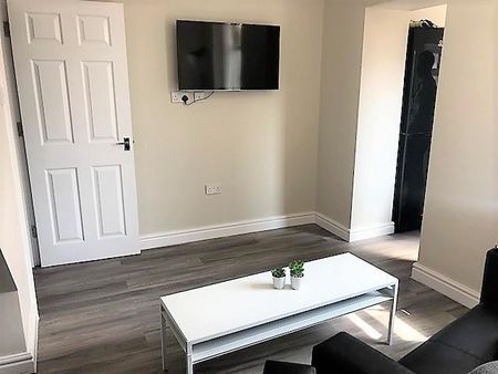 4 bedroom private hall to rent - Photo 3