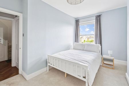 SHORT LET: A beautifully presented two-bedroom split-level apartment, ideally situated on the highly desirable Friars Stile Road in the heart of Richmond. - Photo 5