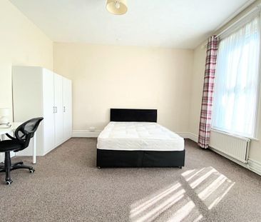 4 bedroom apartment to rent - Photo 4