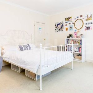 Spacious 4 bed 2 bath within a private modern development mins to ucl - Photo 2