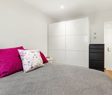 2 bed Flat To Let - Photo 4