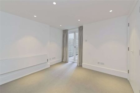 An impressive two bedroom duplex flat occupying the raised ground and lower ground floors of a Victorian house on Lancaster Gate - Photo 2