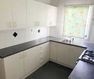 Well-Maintained Family Home with Spacious Backyard - Photo 3