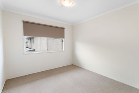 Charming Two-Storey Town House - Photo 2