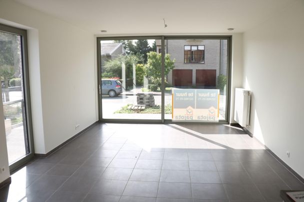 Gelijkvloers nieuwbouwappartement met twee slaapkamers - Photo 1