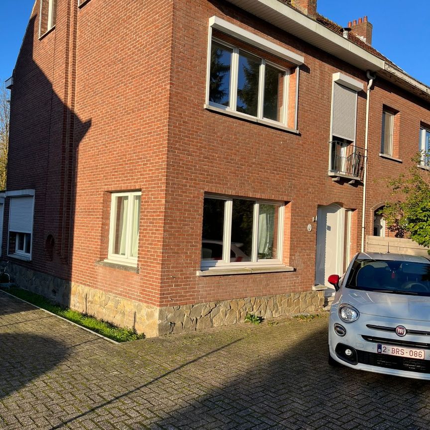 Ruim appartement met 2 slaapkamers en autostaanplaatsen - Foto 1