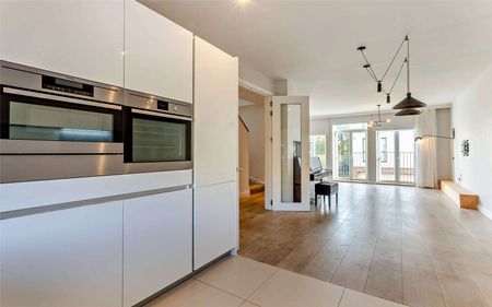 Spacious three-level town house with garage and off-street parking - Photo 2