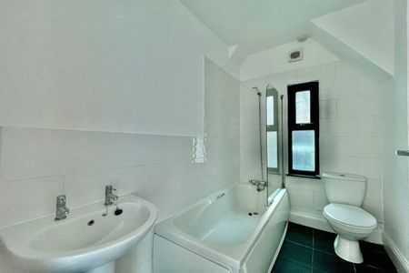 2 bed Flat Winton Hall, Westcliff Avenue, Westcliff-on-Sea, SS0 - Photo 4