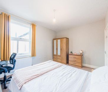 4 bedroom terraced house to rent - Photo 5