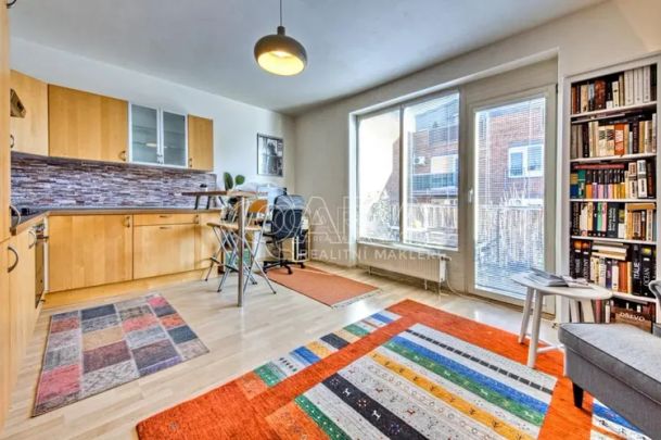 Příjemný byt 1+kk s velkým balkónem - Photo 1