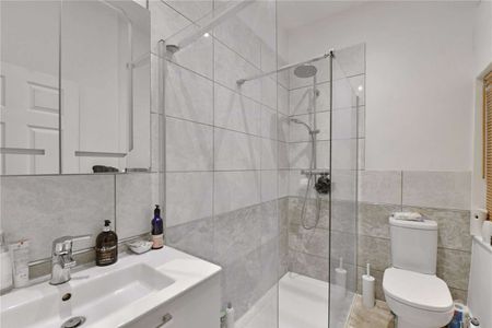 First floor period apartment with spacious accommodation in beautiful village of Cookham - Photo 2