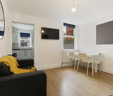 4 bedroom terraced house to rent - Photo 2