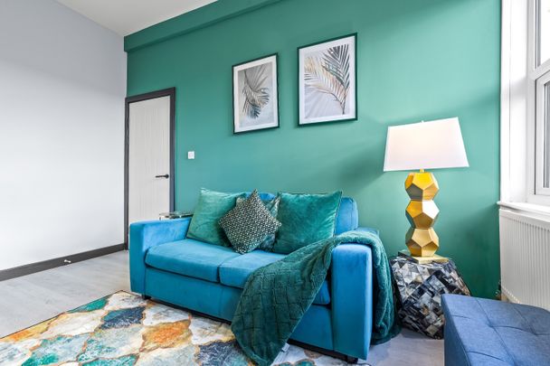 3 Bed Flat, Fulham Palace Road, SW6 - Photo 1