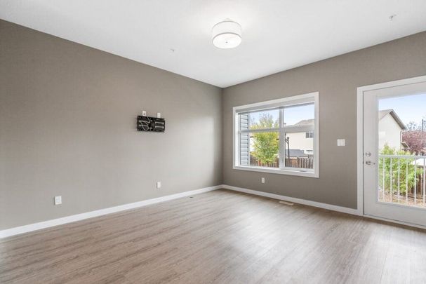 Edmonton Unfurnished rowhome Rental in Edgemont - Spacious UNFURNISHED Townhome With Double Garage In West End Community - Photo 1