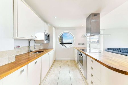 A well-appointed, bright and light, south facing three bedroom apartment. - Photo 5