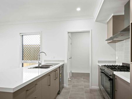 Spacious Family Home! - Photo 5