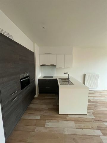 Centraal gelegen, instapklaar 2 slaapkamer appartement met autostaanplaats - Photo 5