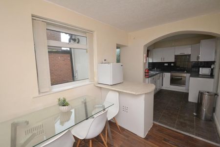 5 bedroom detached house to rent - Photo 3