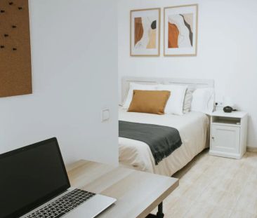 Room in a shared 4-bedroom apartment for rent in El Gòtic. - Foto 5