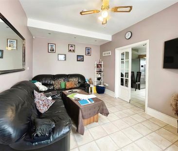 3 bedroom end of terrace house to rent - Photo 2