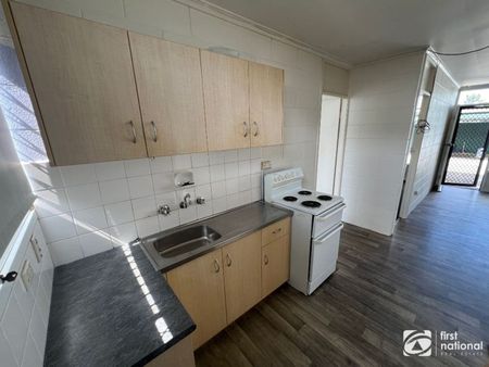 2 bedroom unit, short walk to beach and shops - Photo 5