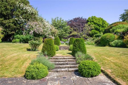 A charming period home in the heart of the village. - Photo 2