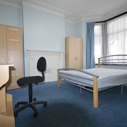 3 Bed Flat, Shelley Avenue, E12 - Photo 1