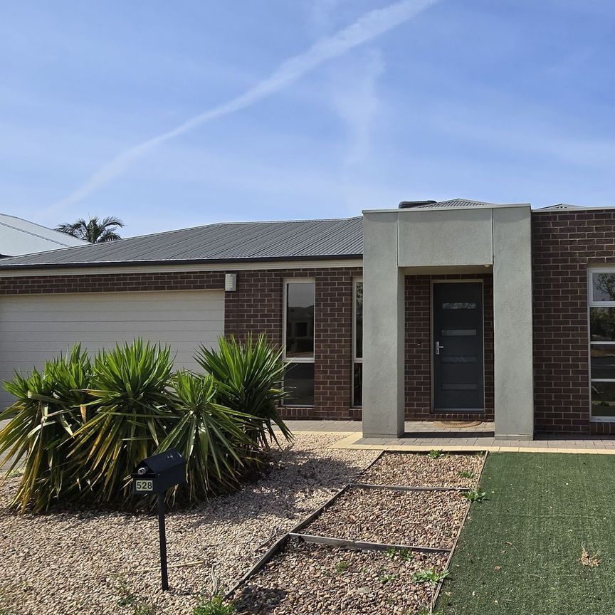 Modern Home With Three Bedrooms - Photo 1