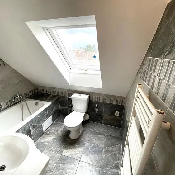 PRONÁJEM ZREKONSTRUOVANÉHO STŘEŠNÍHO BYTU 1+ KK, ČERNOVICE BRNO - Photo 1