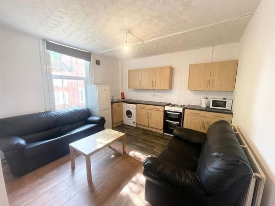 3 bedroom flat to rent - Photo 1