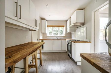 4 bedroom semi-detached house to rent - Photo 5