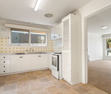 LARGE VILLA, MAKE THIS YOUR HOME - Photo 2