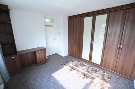 4 bedroom end of terrace house to rent - Photo 2