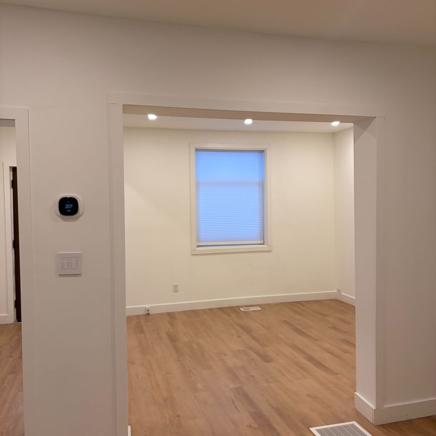 For Lease - 563 12TH Avenue, Hanover, Ontario - Photo 1