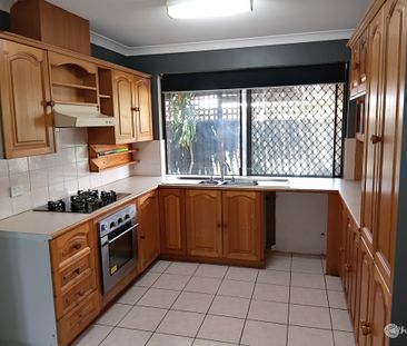 FAMILY HOME IN GREAT LOCATION !! - Photo 1