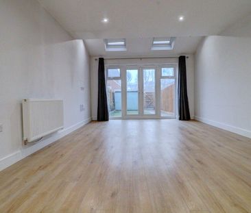 4 bedroom mid terraced house to rent - Photo 1