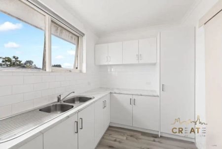 “MODERN COMFORT IN A PRIME LOCATION” - Photo 2