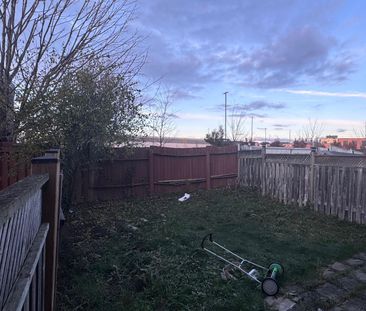 For Lease - 866 Khan Crescent, Mississauga, Ontario - Photo 2