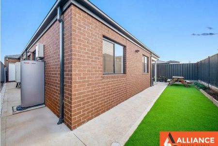 “Modern Family Home in Truganina with 4 Bedrooms” - Photo 3