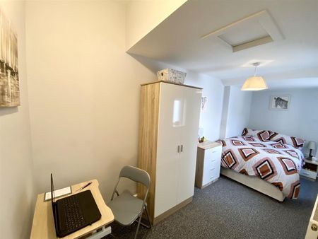 1 bed house share to rent in Coal Clough Lane, Burnley, BB11 - Photo 3