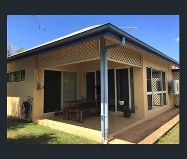 IMMACULATE AND CHARMING COTTAGE - Photo 3