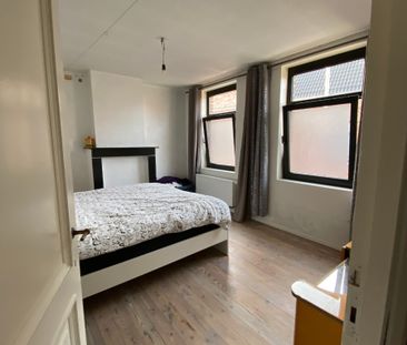 Volledig gerenoveerde woning met tuintje en ruime garage - Photo 2