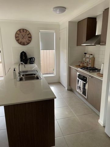 Modern 4 Bedroom Family Home - Photo 2