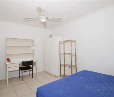 “One bedroom unit in Annerley!” - Photo 1