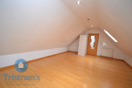 References Pending - 6 bed Detached House - Photo 2