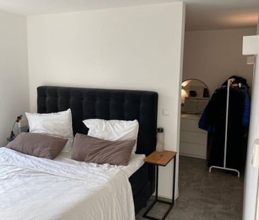 Helle Dreizimmerwohnung in einem historischen Haus mit Einbauküche - Foto 3