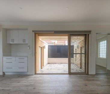 Ultra-Modern 2 story studio - Photo 4