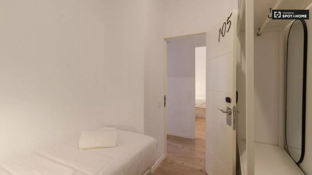 Single Bed in Rooms for rent in 5-bedroom Co-living apartment in El Barri Gotic - Photo 1