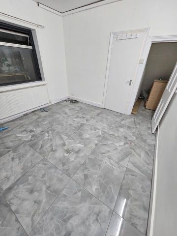 Studio Flat, Romford Road, E12 - Photo 3